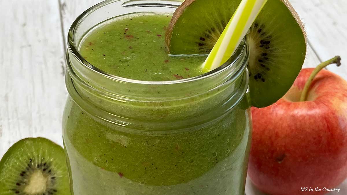 Green smoothie with kiwi and apple in a mason jar – an easy way to nourish and heal MS naturally.